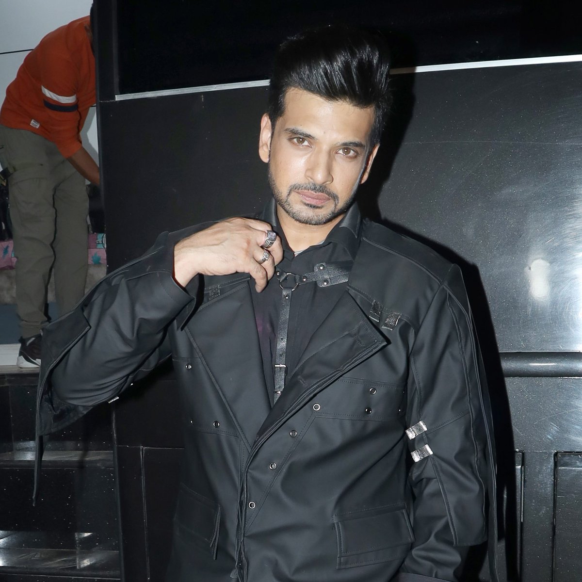 htcity's tweet photo. #InSpotted: @kkundrra goes all black for a day of shooting.
Rate his look from 1 to 10!
#KaranKundrra๐ต #KaranKundrraSquad #Spotted https://t.co/2kkgbRMqkU