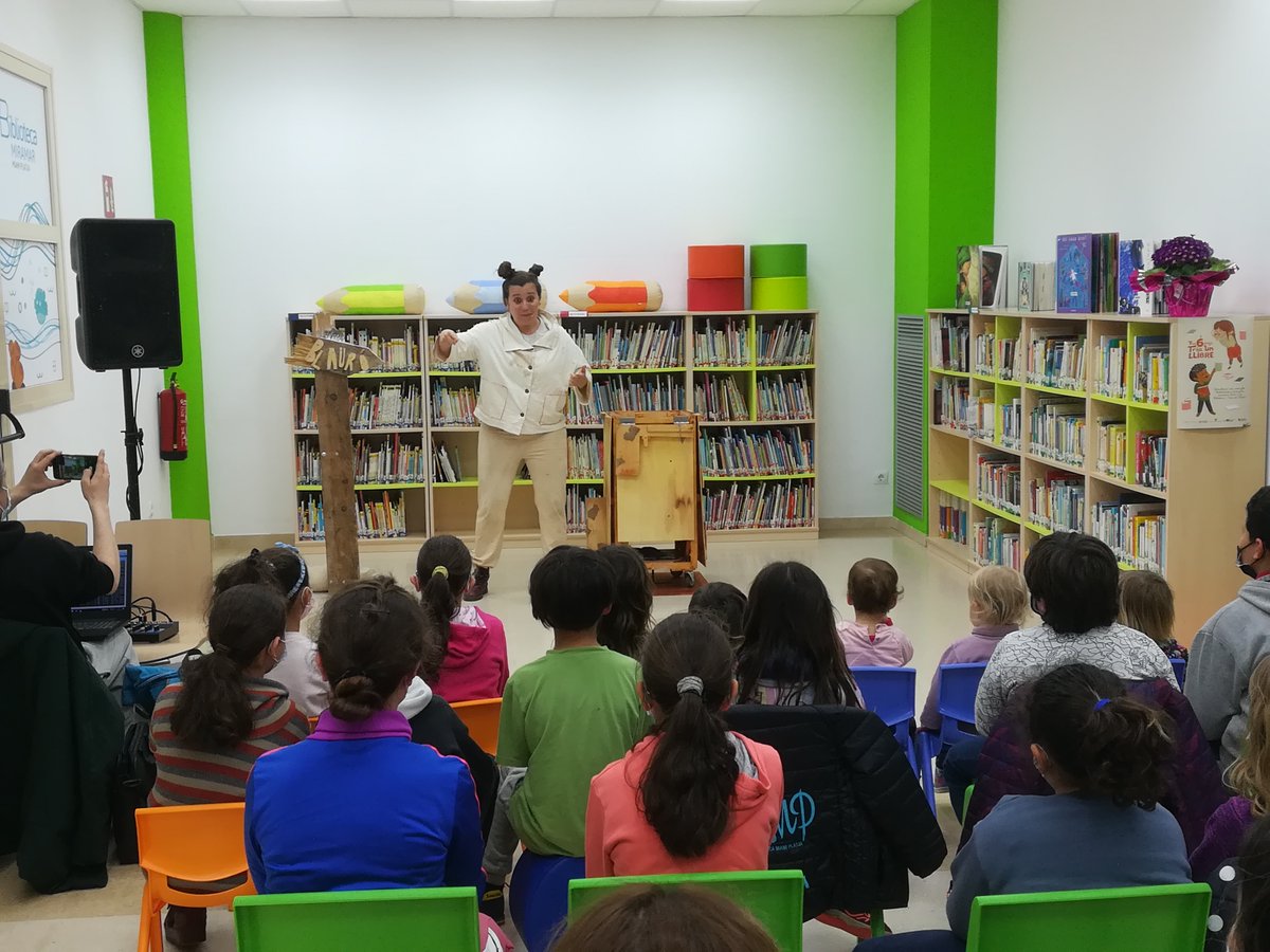 bibjoanmiro's tweet photo. Ahir a la #BibliotecaMiramar coneguérem la història de Blauró, el poble que només coneixia dos colors #8M https://t.co/2oRny8Jwdh
