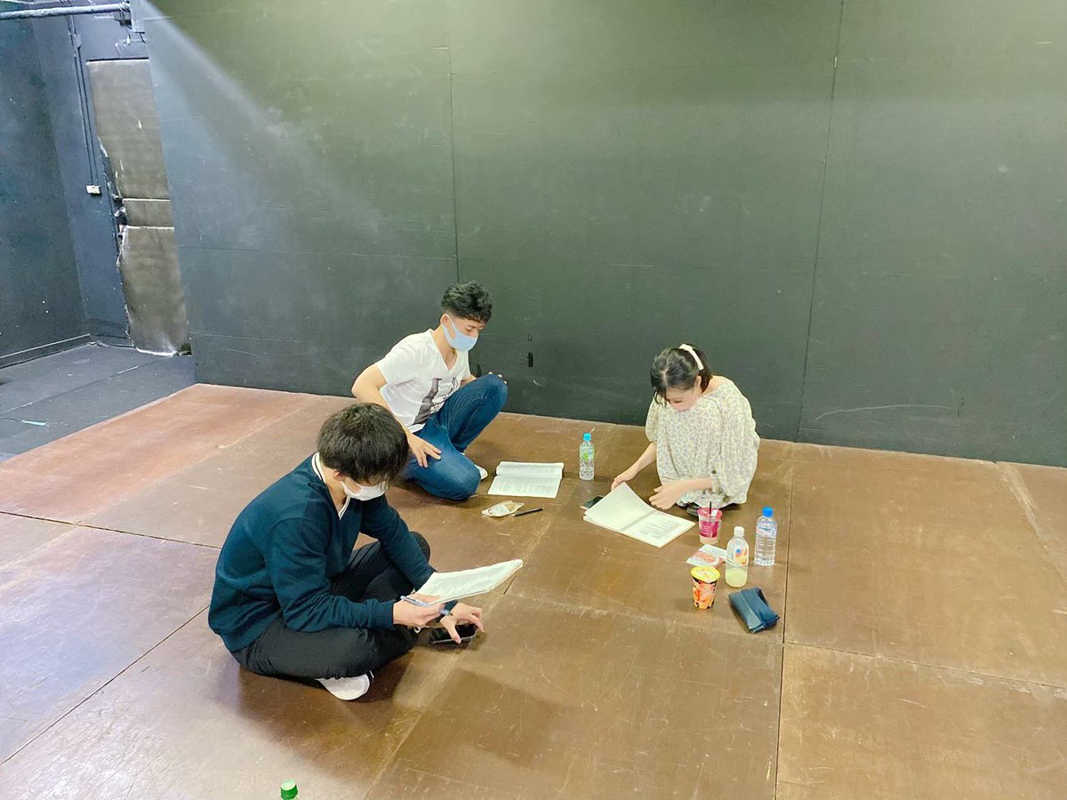 messdrama's tweet photo. 【ドラマセクションって何？②】

公演にはキャストとスタッフが存在します！今回はキャストの紹介です🎩

初心者・歌や英語が苦手な人も、先輩の指導や切磋琢磨する環境で立派なキャストになります！

私たちと一緒に舞台で輝いてみませんか✨

ESS全体新歓垢はこちら⇢@mess_ess_2022 
 #春から明治 https://t.co/ju06aWPREk