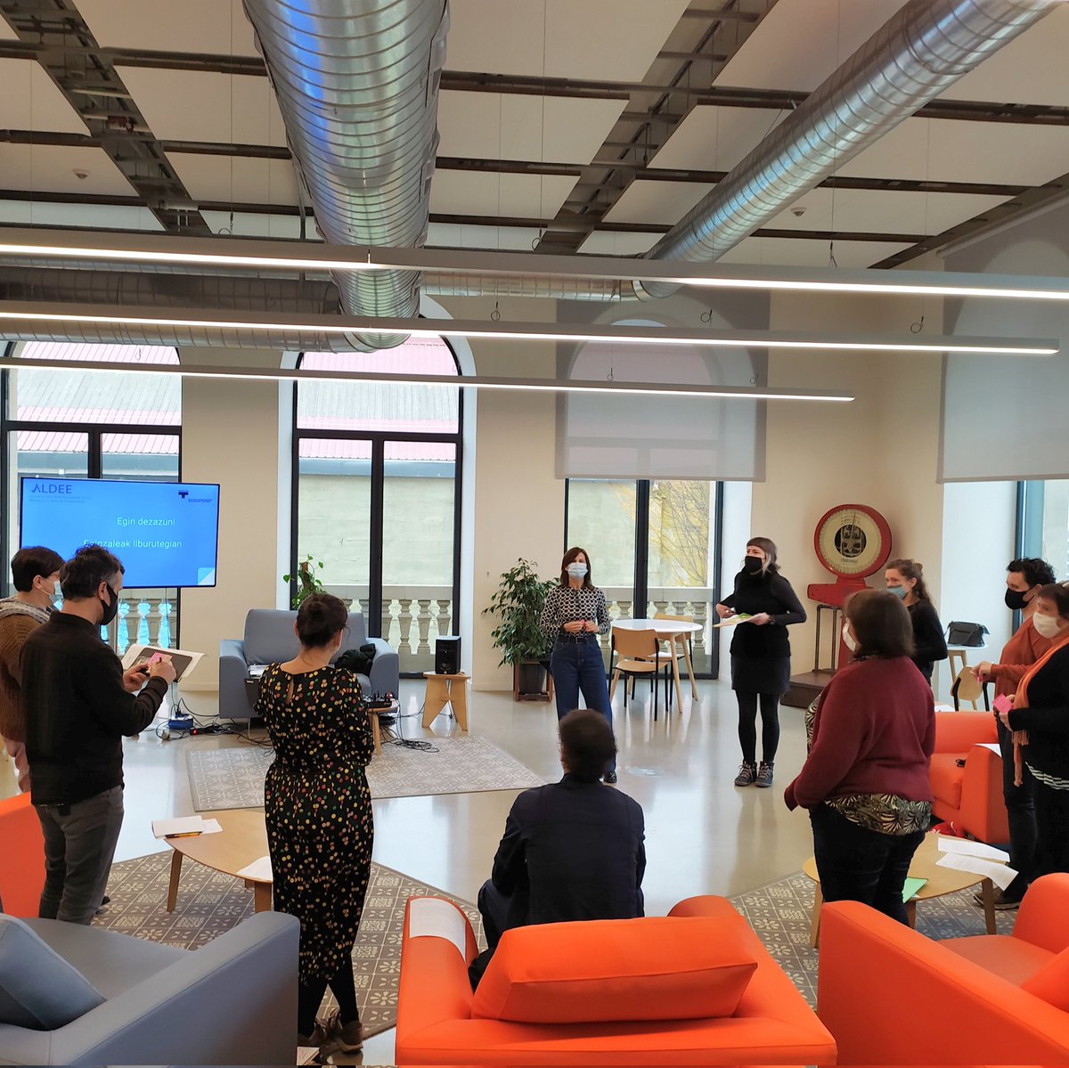 _ALDEE's tweet photo. @TBKmedialab -en gaude gaur, @ixkulin -ekin "Eginzaleak liburutegian" ikastaroan.
Estamos en @TBKmedialab con @ixkulin en el curso "Makers en la biblioteca".
#aldee #Mskerspace https://t.co/2PCl8wbUer