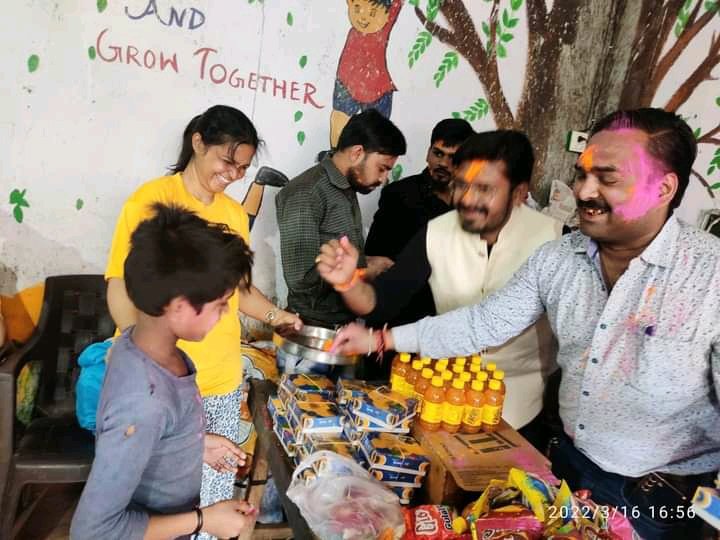 VsnsKSamiti's tweet photo. #Holi2022 #clebration #Agra, #NGO #VSNS ☺️ https://t.co/qMYlqyHLpx