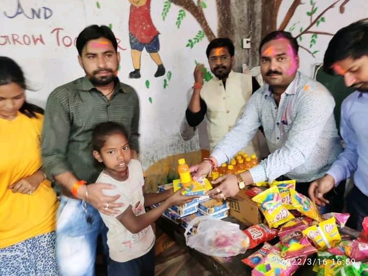VsnsKSamiti's tweet photo. #Holi2022 #clebration #Agra, #NGO #VSNS ☺️ https://t.co/qMYlqyHLpx