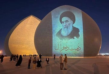 شئ ما يشبه شي صورة معمم ايراني على نصب الشهيد العراقي.