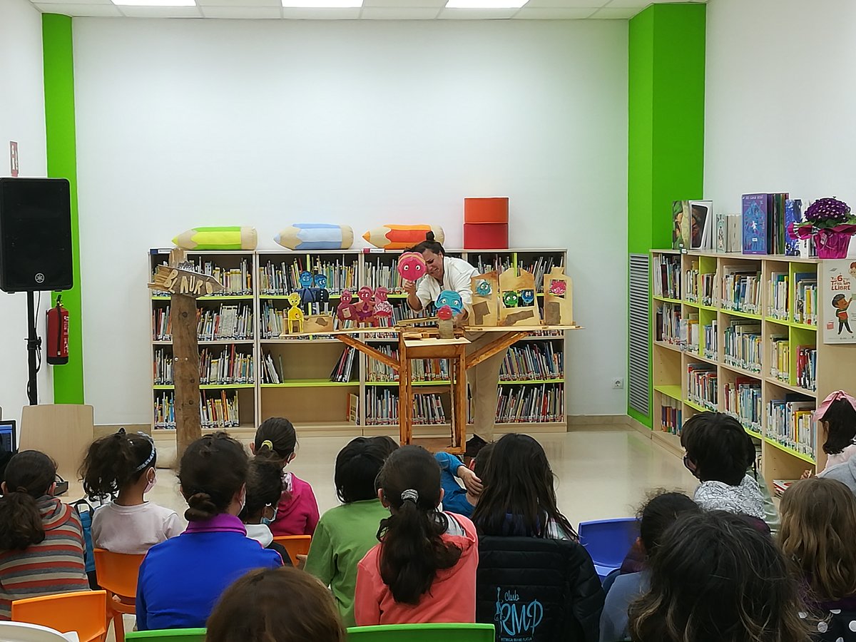 Ahir a la #BibliotecaMiramar coneguérem la història de Blauró, el poble que només coneixia dos colors #8M