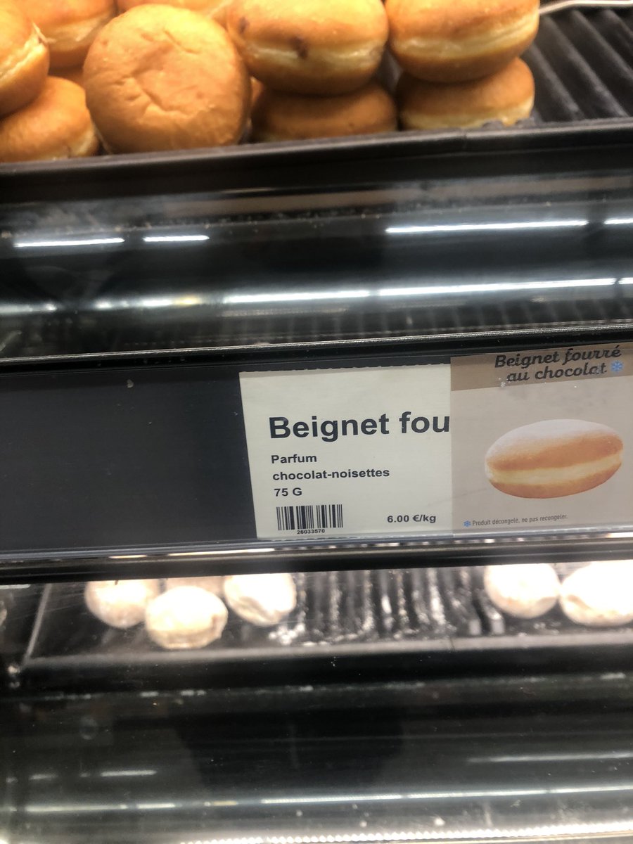 Neikowo's tweet photo. Qui osera manger les beignets fou ?? https://t.co/RZWs8WexZ2