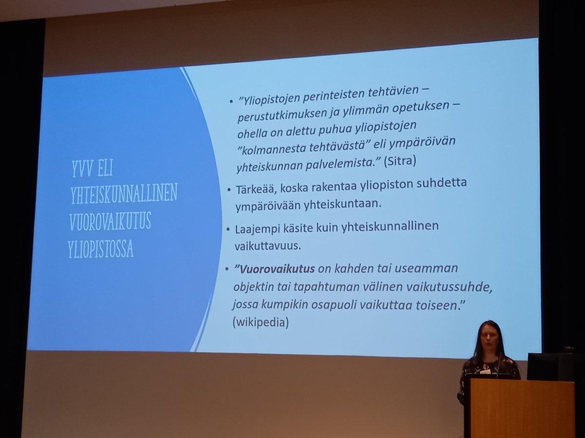 KUMUJyu's tweet photo. Dos. Kaisu Kumpulaisen puhuu keynote luennossa yhteiskunnallisesta vuorovaikutuksesta #yliopisto'ssa #yvv. #KTP2022 @jyu_hela @JyuYfi https://t.co/5WzbfXLM65