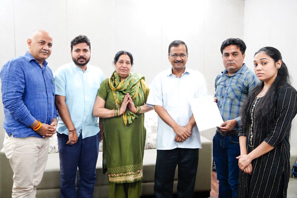 msisodia's tweet photo. दिल्ली में हुई हिंसा में अपनी जान गँवाने वाले IB कर्मचारी अंकित शर्मा के भाई अंकुर शर्मा जी को आज मुख्यमंत्री @ArvindKejriwal जी ने सरकारी नौकरी का सर्टिफ़िकेट सौंपा। 

अंकुर शर्मा जी को दिल्ली सरकार के शिक्षा विभाग में तैनात किया जा रहा है। https://t.co/SGqXtzyyV7