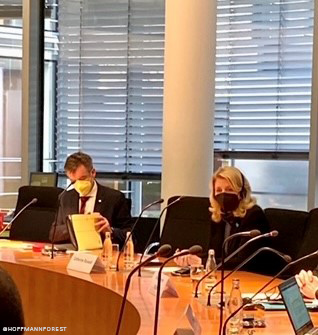 UNICEFgermany's tweet photo. .@unicefchief Catherine Russell sprach gestern Abend im #Bundestag mit dem #AwZ über die globalen Herausforderungen für Kinder. Sie brachte zum Ausdruck, dass eine wirkungsvolle und handlungsstarke deutsche #Entwicklungspolitik heute wichtiger denn je ist - #fürjedesKind. https://t.co/GDDPHnDR8E