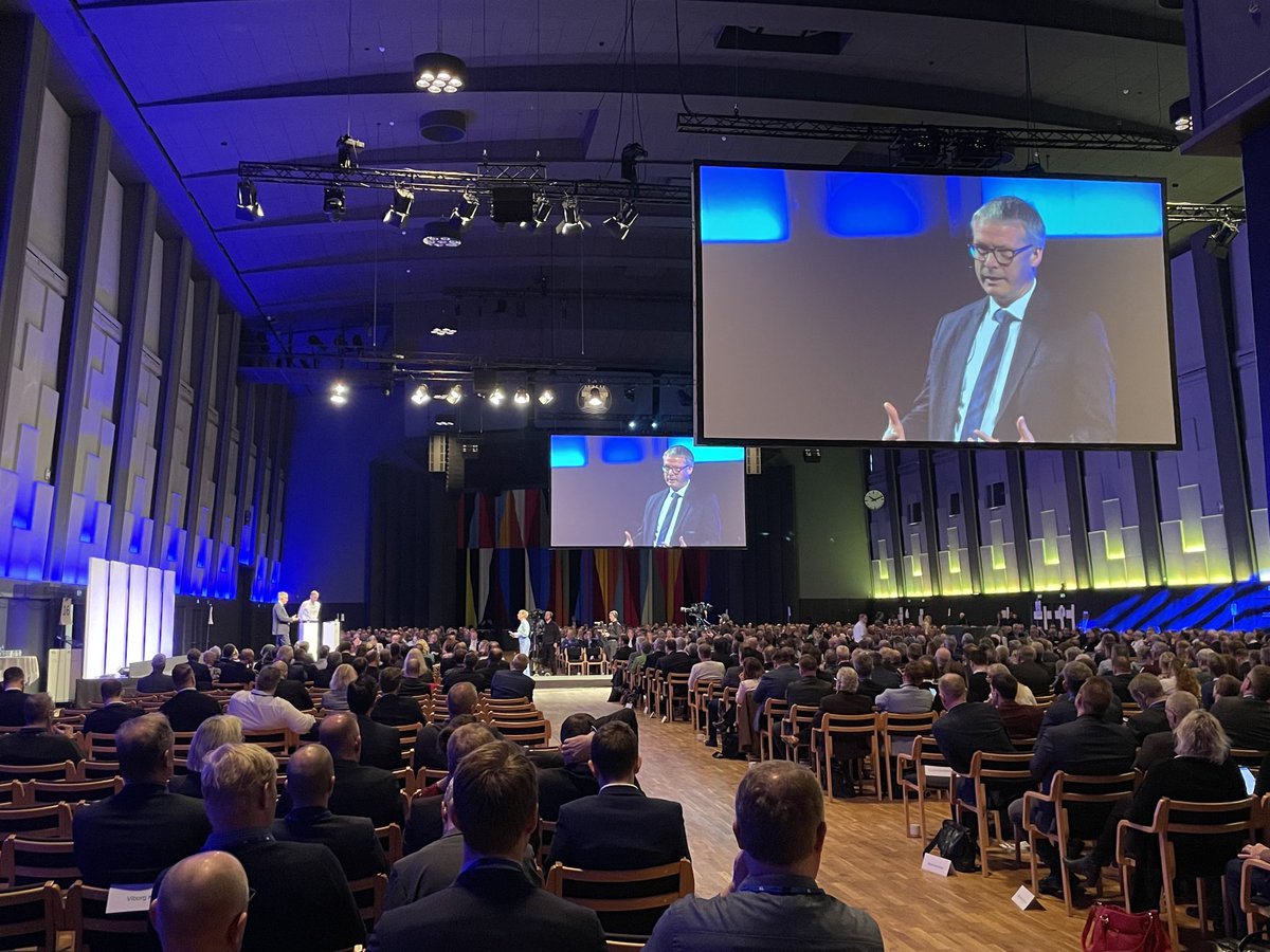 Yes! Enighed på #kltop22 mellem ⁦<a href="/Bo_Lidegaard/">Bo Lidegaard</a>⁩ og Jeppe Tranholm-Mikkelsen om at den grønne omstilling fortsætter styrket på trods af krig i Europa.