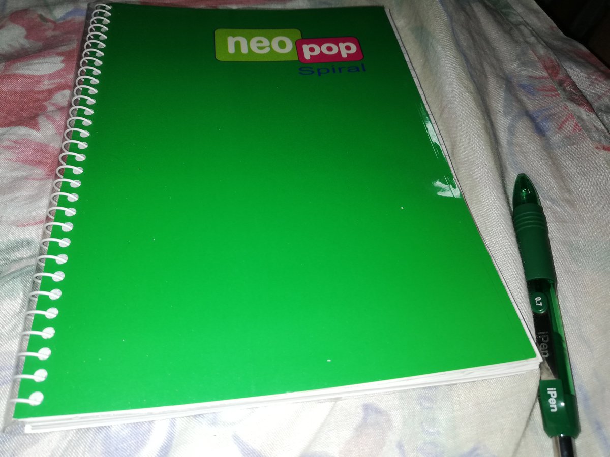 Yung bago kong green notebook, na binili ko kahapon. May libreng green ballpen pa. 💚