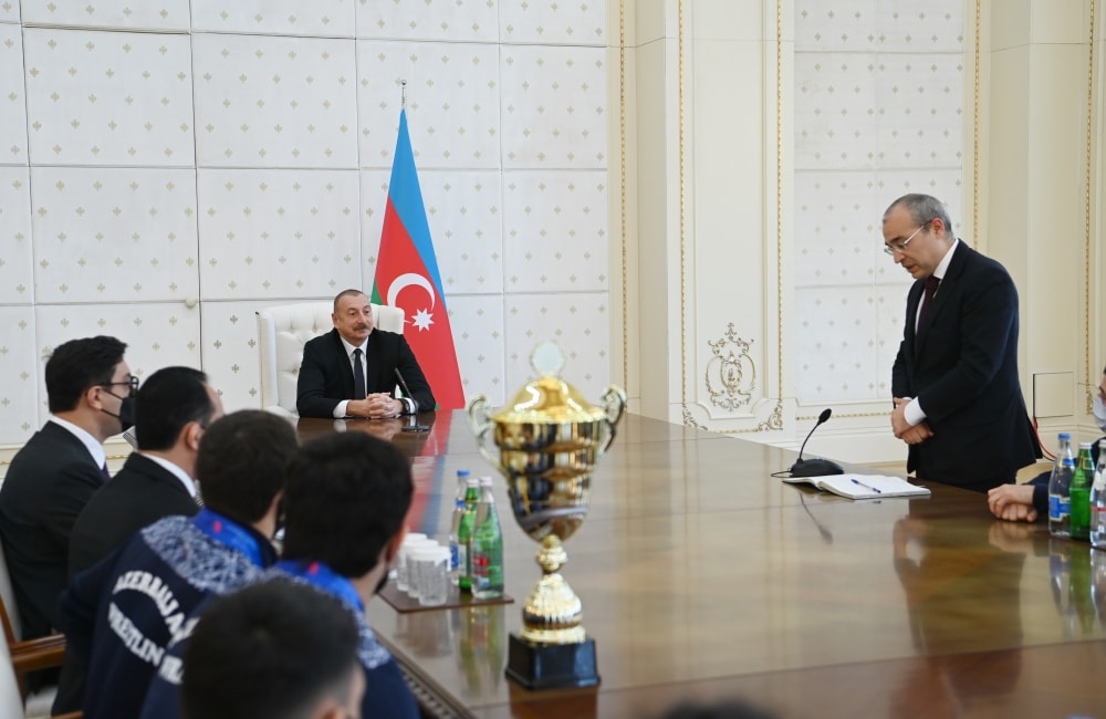 officialmys's tweet photo. Martın 17-də Azərbaycan Respublikasının Prezidenti İlham Əliyev 23 yaşadək idmançıların Bolqarıstanda keçirilmiş güləş üzrə 7-ci Avropa çempionatının iştirakçılarını qəbul edib.
#MysAz #MysGovAz #GənclərvəİdmanNazirliyi #İdmansiyasəti https://t.co/zHyLzquMSi