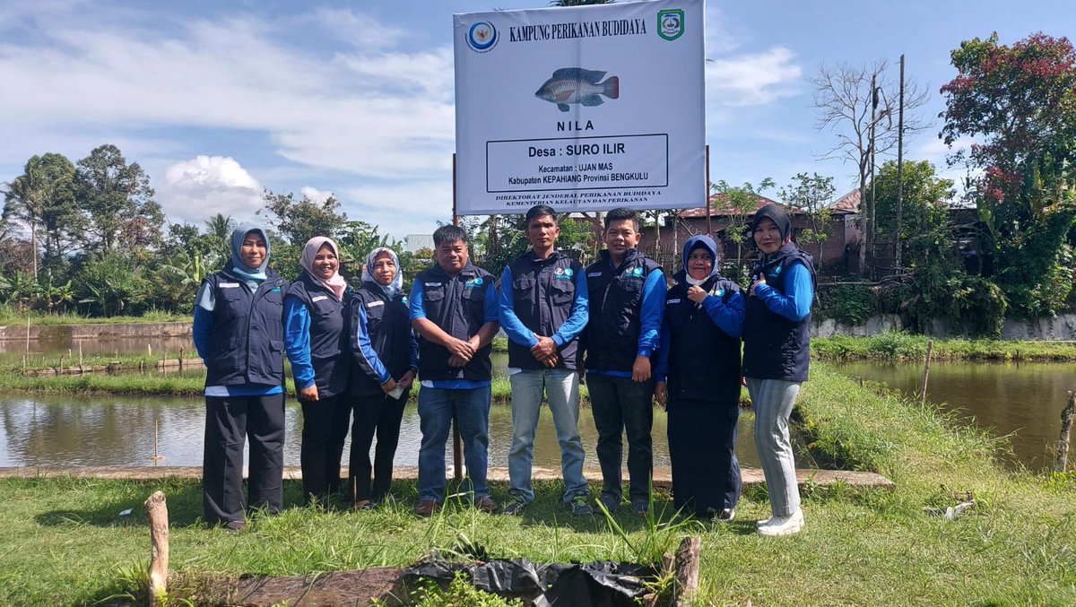 RendyAmri's tweet photo. Kamis (17/03/2022) Seluruh Penyuluh Perikanan Kab.Kepahiang menghadiri acara peresmian Kampung Perikanan Budidaya Ikan Nila di Desa Suro Ilir, Kec. Ujan Mas, Kepahiang.
@kkpgoid
@RISET_PALEMBANG
@puslatluhkp
@BudidayaKKP #GiatSatminkalBRPPUPPPalembang https://t.co/3bigL1PCDI