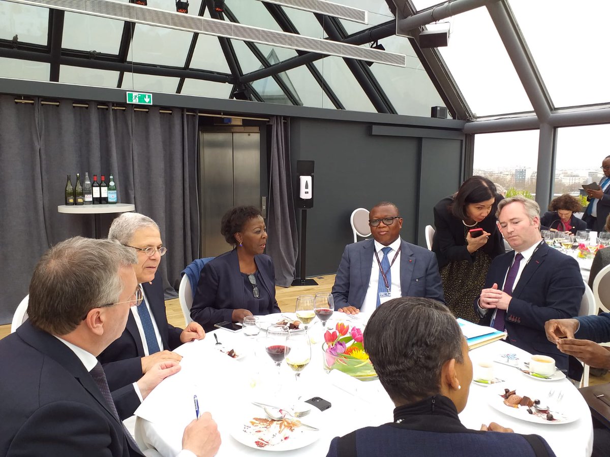 MINCOM_CI's tweet photo. Lors d’un déjeuner, le @MiCoMeF_CI M. Amadou COULIBALY, a échangé avec différentes personnalités de l’espace francophone, notamment S.E.M. Othman Jerandi, Président de la #CMF, la Secrétaire Général de l"OIF, Mme Louise Mushikiwabo.
#Micomef🇨🇮 https://t.co/osouMuENdh