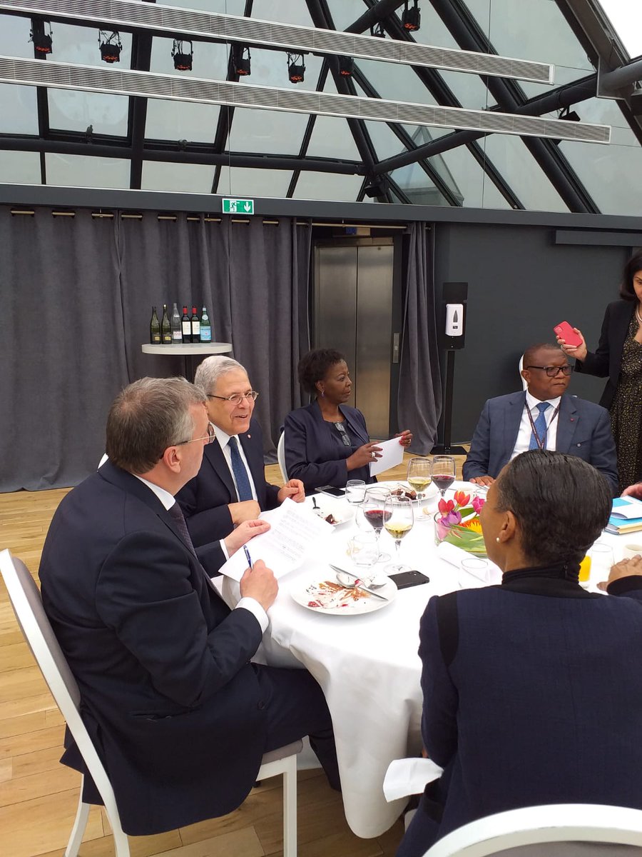 MINCOM_CI's tweet photo. Lors d’un déjeuner, le @MiCoMeF_CI M. Amadou COULIBALY, a échangé avec différentes personnalités de l’espace francophone, notamment S.E.M. Othman Jerandi, Président de la #CMF, la Secrétaire Général de l"OIF, Mme Louise Mushikiwabo.
#Micomef🇨🇮 https://t.co/osouMuENdh