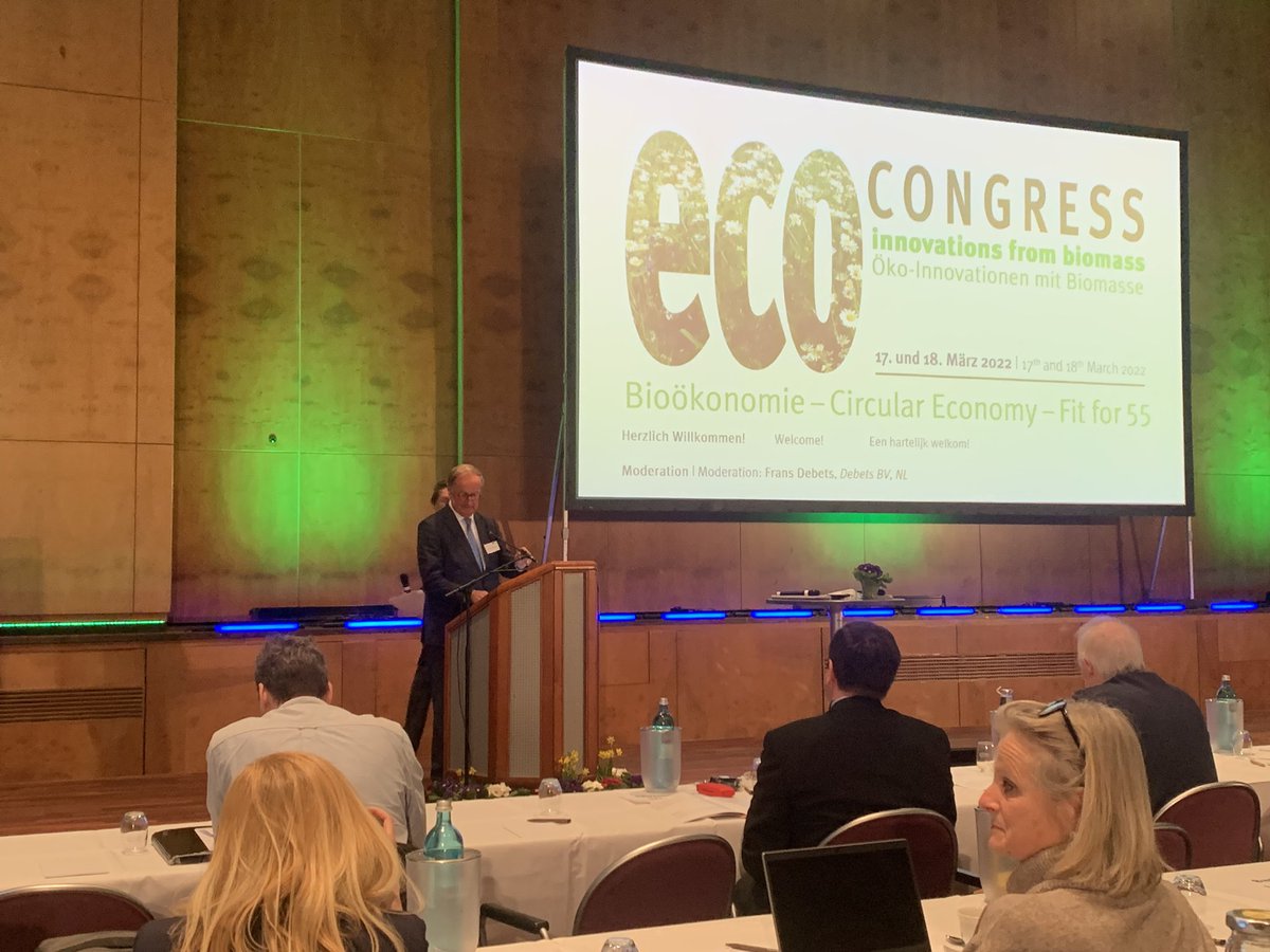 Gedeputeerde <a href="/IJzebrandRijzeb/">IJzebrand Rijzebol</a> spreekt tijdens het #Ecocongres in Papenburg.