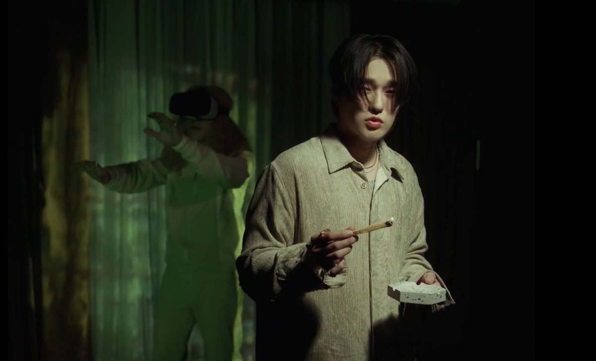 DeanThailand's tweet photo. [📸] คุณดีนจาก MV เพลง Off-Line - Rad museum feat. Dean, Leehi ค่ะ

— คุณดีนกลับมาร้องเพลง เล่น MV แล้วค่ะทุกคนนน!!! เพลงดีมาก คุณดีนหล่อมากค่าาา 😭❤️‍🔥❤️‍🔥👍🏻👍🏻

#DeanPlaylist https://t.co/w1ohaDL1ik