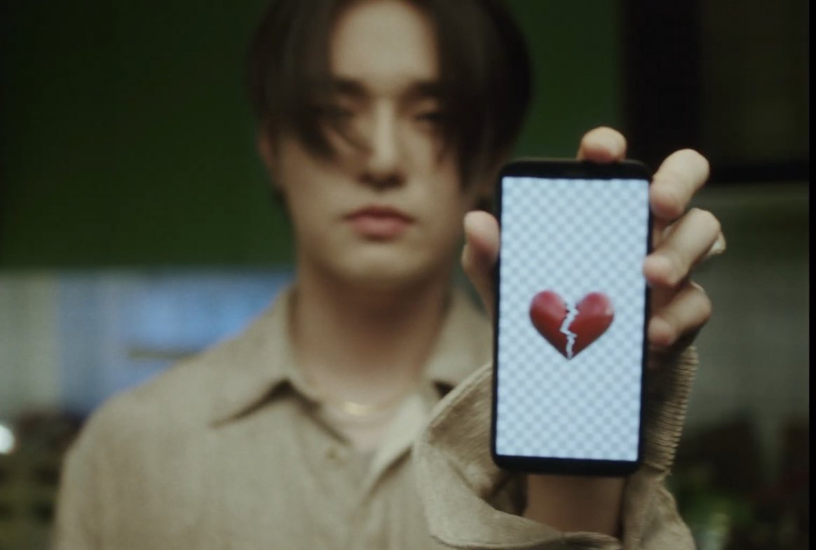 DeanThailand's tweet photo. [📸] คุณดีนจาก MV เพลง Off-Line - Rad museum feat. Dean, Leehi 

— นี่มันเรื่องจริงไม๊หมออ คุณดีนกลับมาคัมแบคในรอบปี หัวใจผมแตกสลายเลยฮะมุง 😭❤️‍🔥❤️‍🔥❤️‍🔥✨ 

#DeanPlaylist https://t.co/TMdFtEGiXR