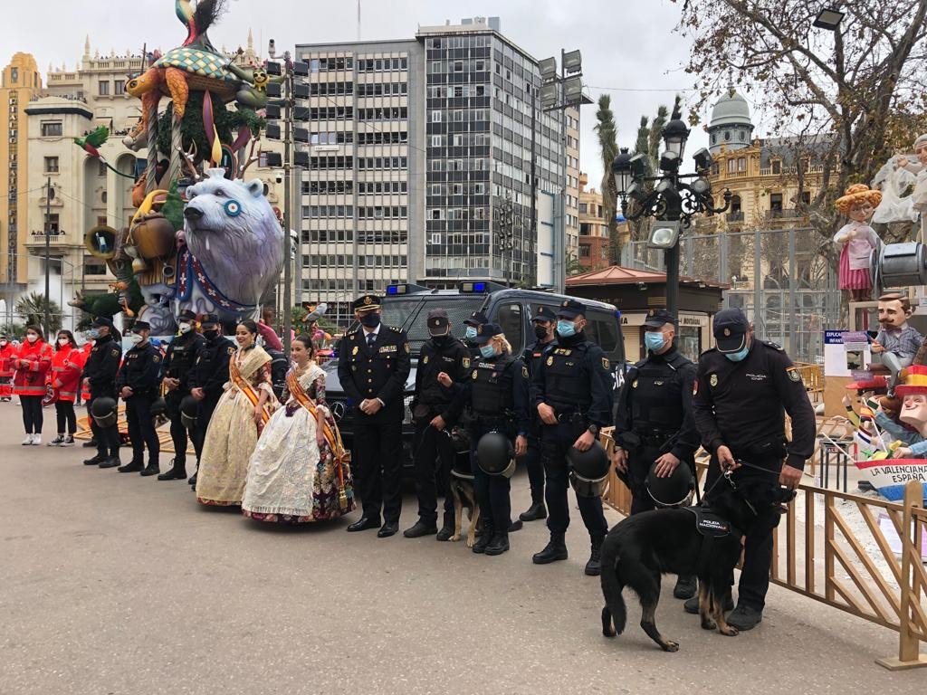 policia's tweet photo. Muy orgullosos de haber acompañado a las #falleras mayores en #Valencia 

Esperamos que el tiempo permita a todos los valencianos seguir disfrutando de las fiestas 🥳💥

#Fallas #Fallas2022 https://t.co/Ok9Jgv5O9h