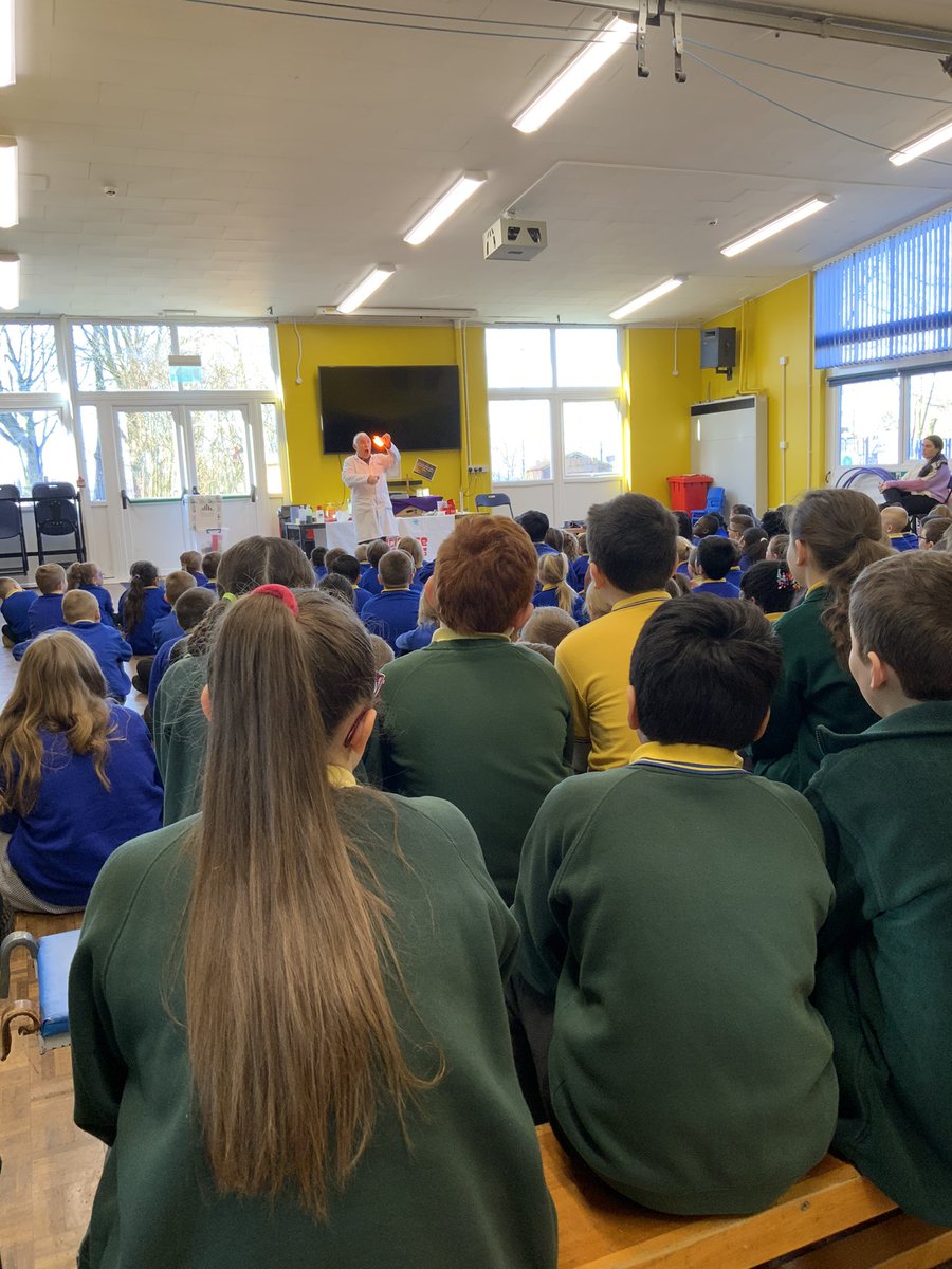 hurstknollstja's tweet photo. Finding out about optical illusions, pressure points and how to make mountain roads. #BritishScienceWeek2022 #wearescientists #itsnotmagicitsscience https://t.co/YdCto7iXfr