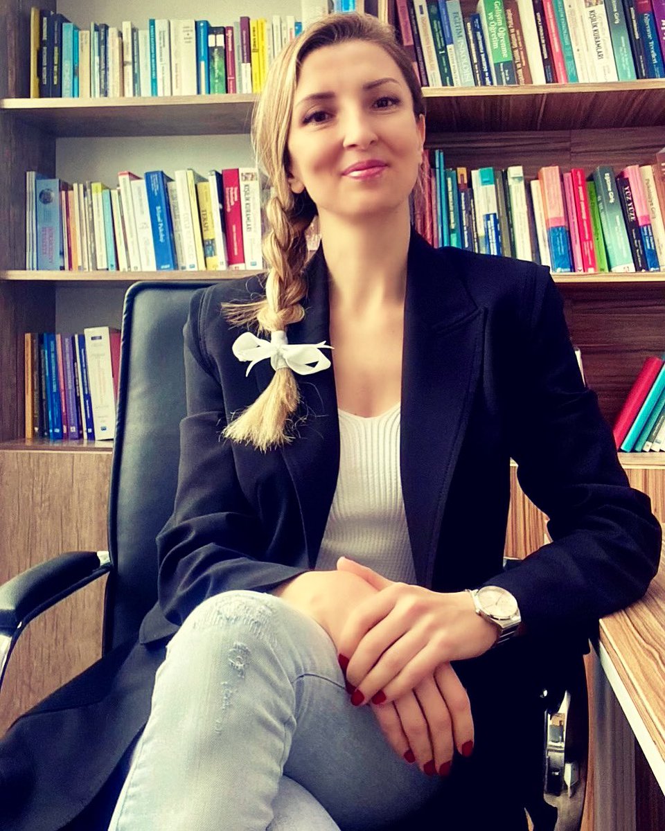 Her başarılı kadının arkasında umudu ve kitapları vardır ✨