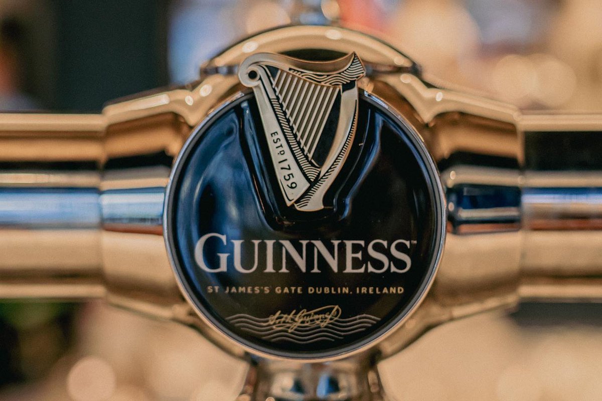ConradLondonSJ's tweet photo. Happy St Patrick's Day! ☘️
Today we join with friends to raise a glass - the festivities are already underway at @blueboarpub  

Can you guess what's in our special Black Velvet Cocktail?

#blueboarpub #stpatrickday #stpatricksday #green #lucky #saintpatricksday #stpatrick https://t.co/sK0NdHhb2g