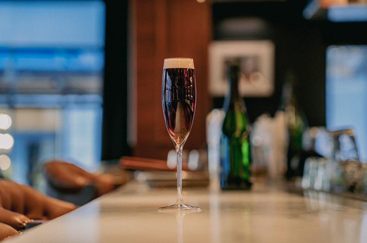 ConradLondonSJ's tweet photo. Happy St Patrick's Day! ☘️
Today we join with friends to raise a glass - the festivities are already underway at @blueboarpub  

Can you guess what's in our special Black Velvet Cocktail?

#blueboarpub #stpatrickday #stpatricksday #green #lucky #saintpatricksday #stpatrick https://t.co/sK0NdHhb2g