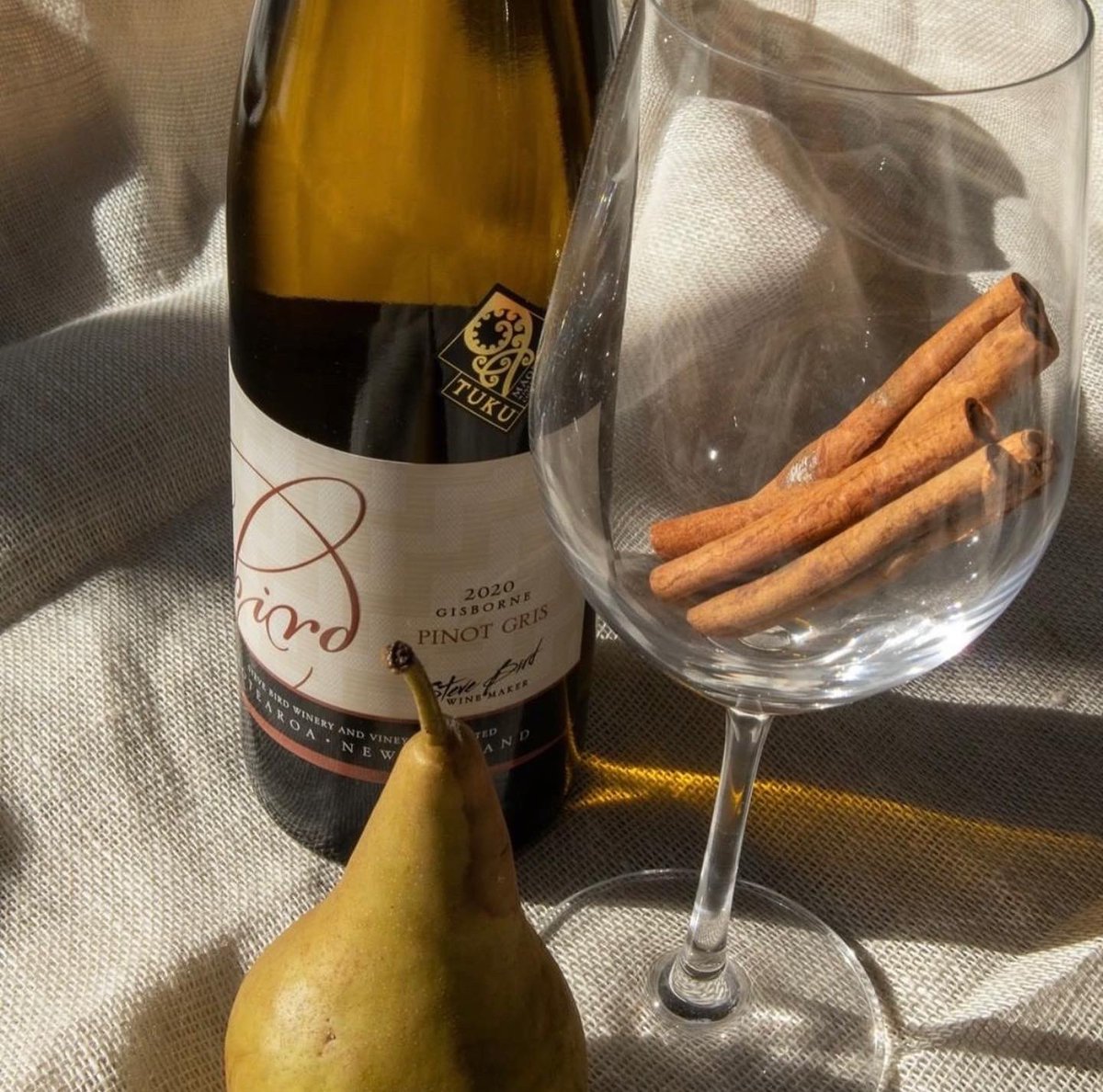 Steve Bird Pinot Gris📍 New Zealand 

Aromas and flavours of just cut pear 🍐 and apple 🍏 , offered with hints of honeysuckle and a fresh minerality

Shop now at thewinearcade.co.uk

 #stevebirdwines #pinotgris #newzealandwines #thursdayvibes #thursdaythoughts