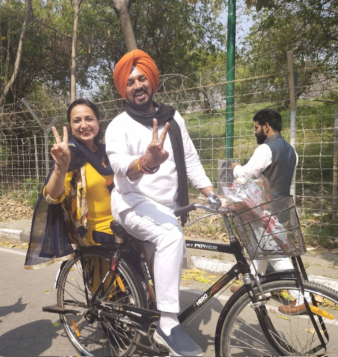 KaurPrabhjot21's tweet photo. Felt proud on Big Brother & MLA Nabha @devmann999 who came all along d way from Nabha to Chd for swearing ceremony...
#AAPRocks
@ArvindKejriwal
@JarnailSinghAAP
@raghav_chadha
@AAPPunjab https://t.co/zDAiYULPwA