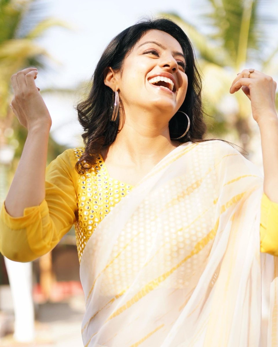 deepikasingh150's tweet photo. Let the colours of Holi bring cheer and happiness to your https://t.co/feEHRp8gIJ gulal being prosperity and yellow being health. – Happy Holi
.
#photography @sunilvish12
#saree @tyaarindia
#hair @amita6974
#managedby @lacelebrite05
#holi #festival #happiness #colors https://t.co/aOcXMufypA