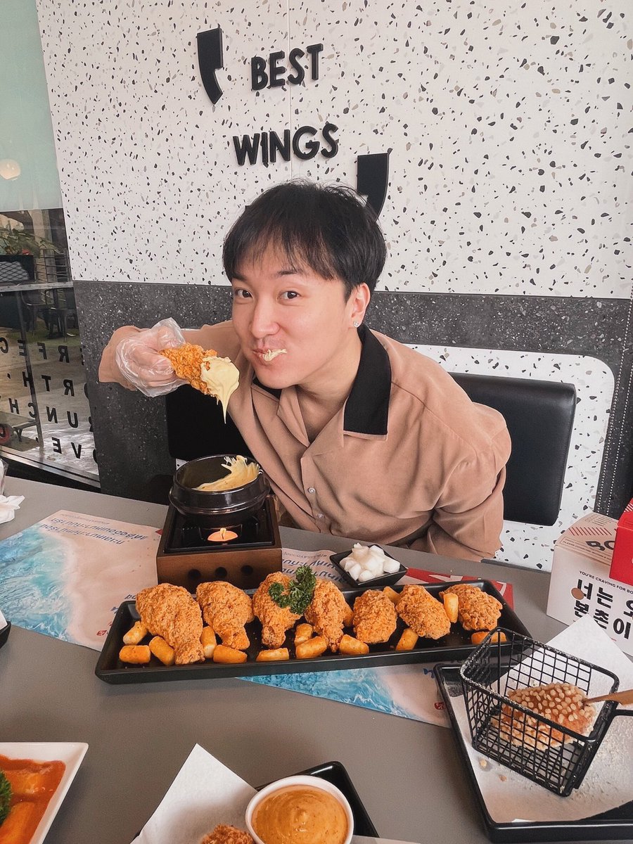 brightidol_af9's tweet photo. เปิด��าร์ปสายชีส Cheese Day - I Double Cheese U เอาใจสายชีสยืดเกาหลี ยืดสุดทุกเมนู มีชีสเป็นส่วนผสมยันเมนูน้ำ เขามีหม้อชีสฟองดูว์ ให้ดิป เพิ่มความฟินแบบดับเบิลอีกด้วย คนรักชีสกินได้ทุกวัน ถูกใจแน่นอน ไปโดนได้ที่ @bonchonthailand ทุกสาขาได้เลย
#Everydayเซย์ชีส #BonchonCheeseDay https://t.co/QiJl4mq4YO