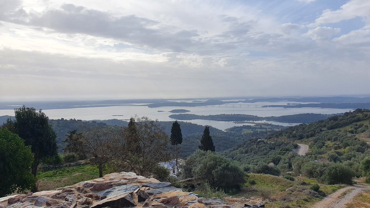ruiaroque's tweet photo. A fantastic weekend at #Monsaraz #Alentejo, less than two hours away from Lisbon, not far from #Évora. Historical spot, beautiful sights to the #Alqueva dam lake, amazing food. A real must! 
@VisitEvora
@turismoportugal https://t.co/0Zjcqx4vGX