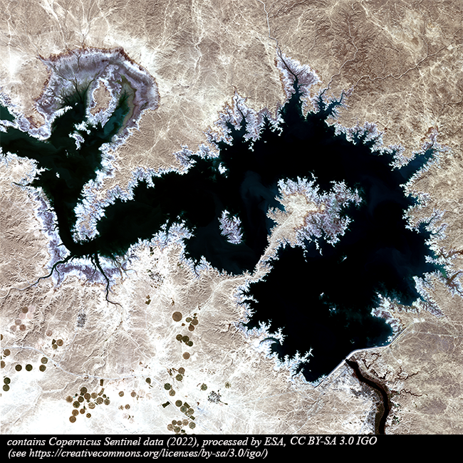 ESA_EarthOnline's tweet photo. In this Jan 2022 merge of two adjacent natural colors Copernicus #Sentinel2 scenes over Iraq, the #HadithaDam on #EuphratesRiver can be seen; the earth-fill dam creates #LakeQadisiyah, providing water for #irrigation, generates #hydroelectricity and regulates the #Euphrates flow. https://t.co/WGTujP958P