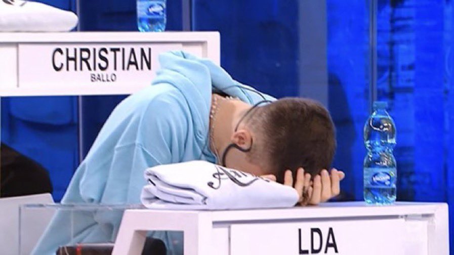 sis__zs's tweet photo. Ed è quando vedi #Amicispoiler in tendenza che inizia a salire l'ansia https://t.co/mo9KOP40Lk