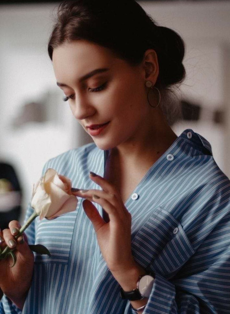 #mete💙💙

Bu haydut çağda

nerede duracağını bilmiyor 

yüzümdeki gamze

El yapımı hüzünler

bıçak gibi kesiyor düş sokaklarımı

Ne zamandır

bahar kokulu şiirler yazamadım

Unuttum sanma

Aklımdasın💕💕

Seçil Oğuz