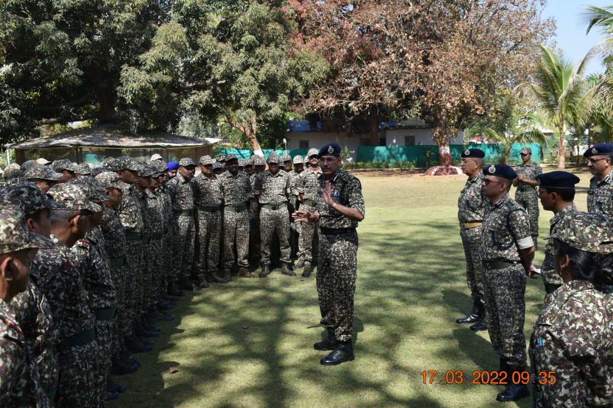 ITBP_official's tweet photo. Sh Sanjay Arora, DG ITBP interacted with ITBP personnel of 45th and 53rd Battalions in Chhattisgarh. The DG was accompanied by Sh Sanjeev Raina, IG Central Frontier, Bhopal and senior officers of SHQ ITBP Bhubaneswar.  

#Himveers https://t.co/zWNYTu3SKW
