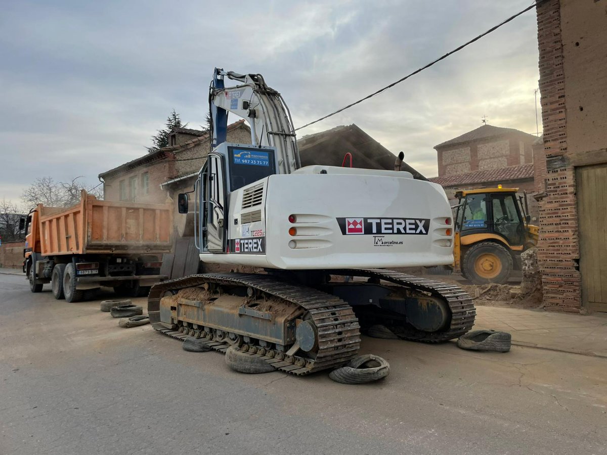 Remate final de demolición de vivienda  en Trobajo del Cerecedo, León

#demolicionesleon #derribosleon #excavacionesmancenido #excavacionesleon