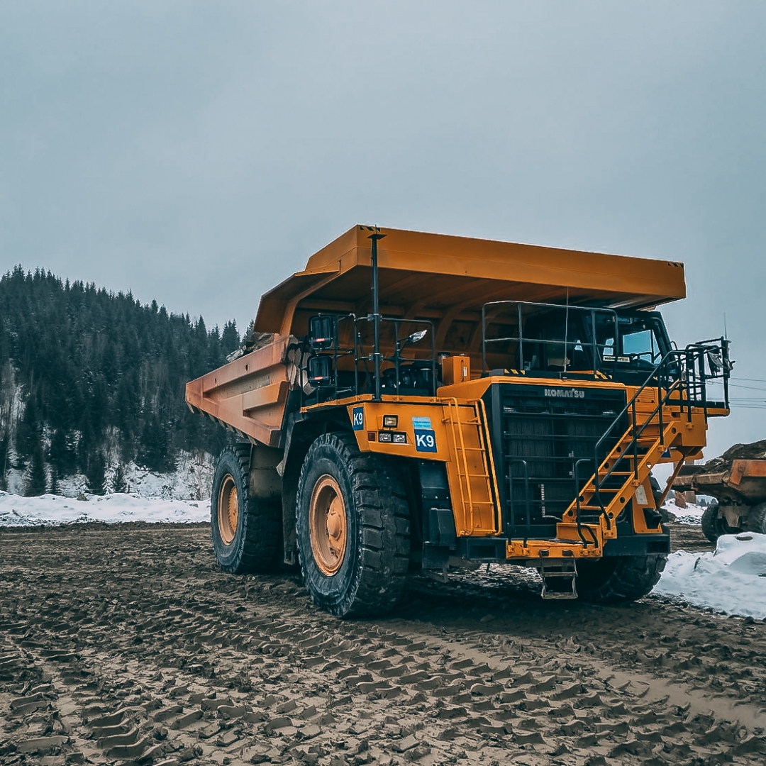 aeolus_official's tweet photo. Aeolus Tyres + @komatsumining rigid dump trucks fitted on 27.00R49 AEOLUS AE410 **E4 tyres. Special thanks to Heuver for the support! ❄

#AeolusTyres #Drivingtheworldtogether #mine #mining #coppermine #dumptruck #winter #trucks #wintertyre #wintertire #otr #giantotr #komatsu https://t.co/t3eY6if9BI