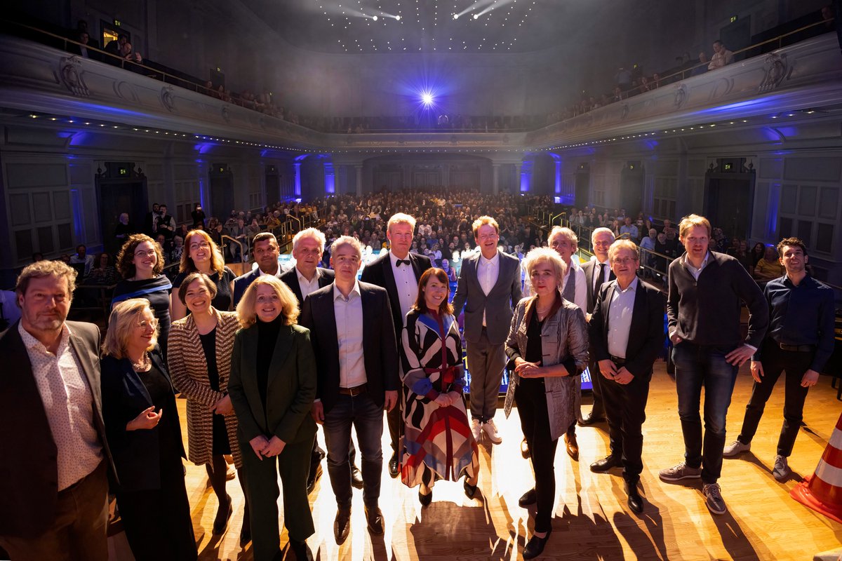 Eline Kraaijenvanger (@ekraaijenvanger) on Twitter photo Afgelopen maandag was het Gala van Wetenschap en Samenleving✨ en wat was het leuk!! Dank aan alle sprekers, Didi, @jimfjansen en @ionicasmeets
Lees er nu alles over op <a href="/NewScientistNL/">New Scientist NL</a> newscientist.nl/blogs/gala-van…
Foto: Bob Bronshoff Afgelopen maandag was het Gala van Wetenschap en Samenleving✨ en wat was het leuk!! Dank aan alle sprekers, Didi, @jimfjansen en @ionicasmeets
Lees er nu alles over op <a href="/NewScientistNL/">New Scientist NL</a> newscientist.nl/blogs/gala-van…
Foto: Bob Bronshoff