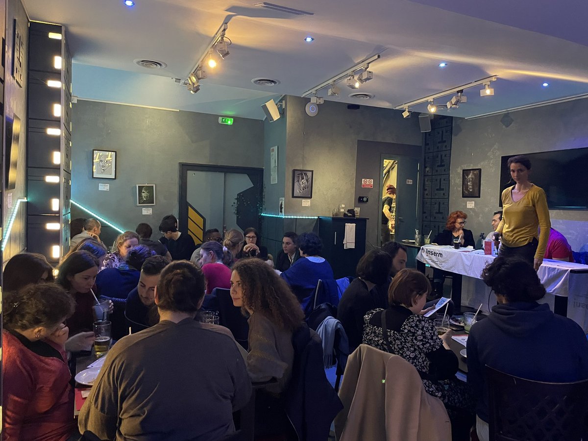 #SDC2022 🧠

Pour le 2ème soir consécutif, salle comble au @DernierBar

Cette fois-ci, avec <a href="/ArbreDC/">L'Arbre Des Connaissances</a> pour un jeu de rôle immersif dans le grand nord 🥶

Merci à <a href="/MarieRoustide/">Marie Jauffret-Roustide</a> et Nicolas Ramoz <a href="/Insermu1266/">Inserm Paris 5 Ipnp</a> d’avoir répondu présent pour échanger avec le public et enrichir le jeu.