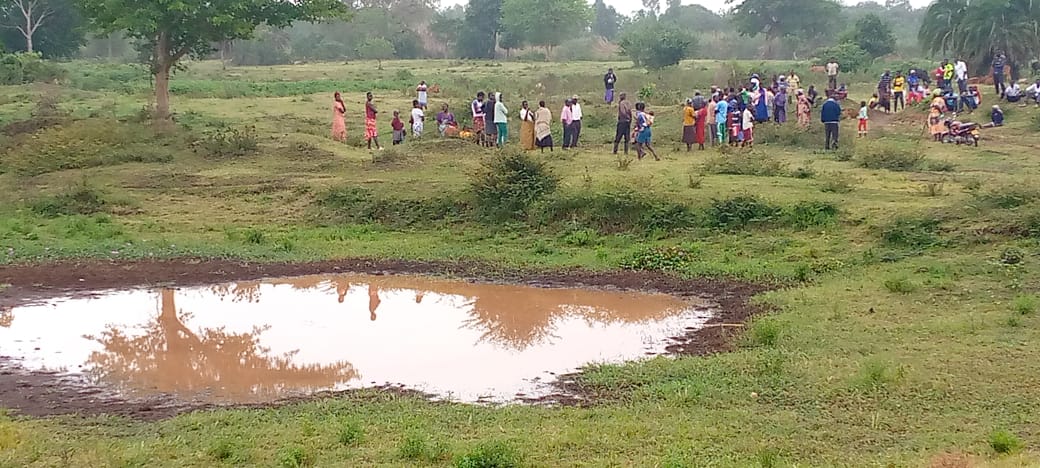 bulala_fm's tweet photo. Hali ya Simanzi imeshuhudiwa Kijiji Cha Budunyi liokesheni ndogo ya Mudembi, baada ya Mama mmoja kufariki kwenye baadhi ya vidimbwi viliviojaa maji viliviowachwa wazi na kampuni iliyohusuka na ukarabati wa tuta la kaskazini kuzuiya mafuruko ya Budalangi. https://t.co/X6huayYgEz