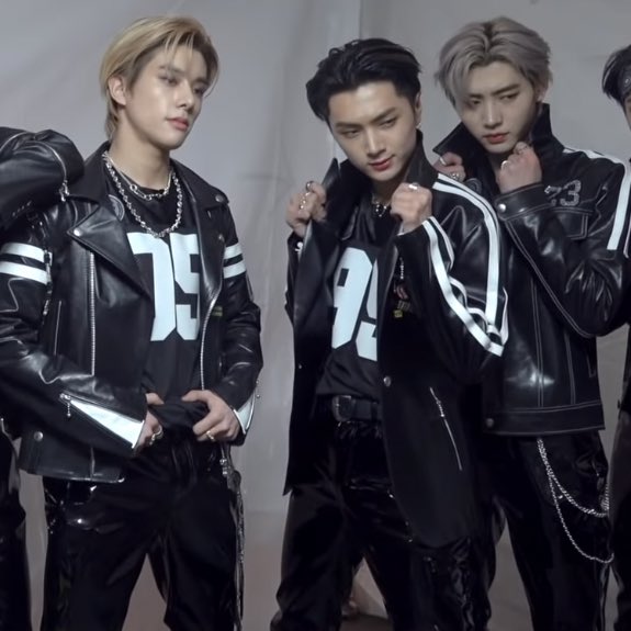 02EBOYS's tweet photo. look at them https://t.co/nVgmR0lRBa