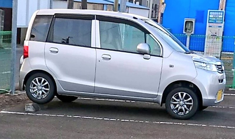 Kamayan 青デル 地震でクルマ全部車輪止めに乗り上げてる謎の現象が T Co Wsy46wotaq Twitter