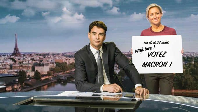 Patrick49000P's tweet photo. Malaise sur la plateau du 13H de #France2
A l'instar de la journaliste russe Marina Ovsyannikova, Anne-Sophie #Lapix a soudain fait irruption aujourd'hui sur le plateau du 13 h de F. #Bugier avec une pancarte revendicatrice.
La direction de #France2 a félicité la journaliste. https://t.co/NHrLG8Hw7S