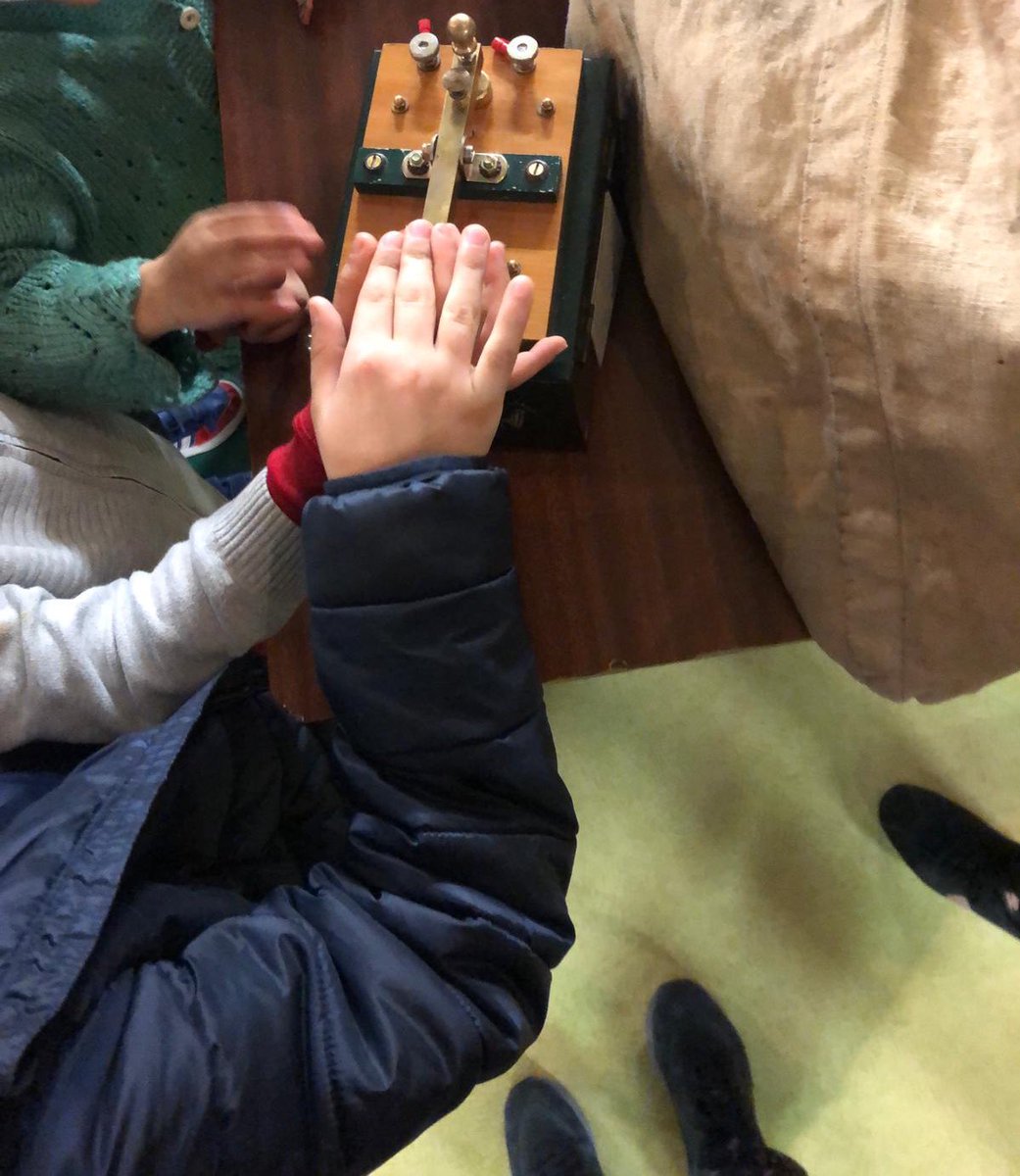EnvolPionniers's tweet photo. Hors les murs // Hier notre pilote @EnvolPionniers a fait escale dans la commune de Gagnac-sur-Garonne avec sa malle mystérieuse. Un bel échange avec les enfants à la découverte de la fabuleuse aventure de l’#Aeropostale #dcsti @TlseMetropole https://t.co/lQvVZYnwRp