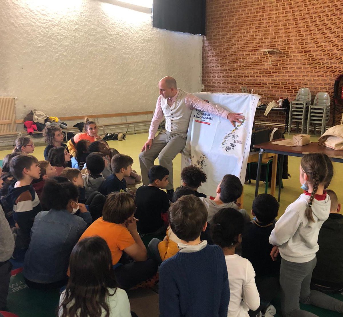 EnvolPionniers's tweet photo. Hors les murs // Hier notre pilote @EnvolPionniers a fait escale dans la commune de Gagnac-sur-Garonne avec sa malle mystérieuse. Un bel échange avec les enfants à la découverte de la fabuleuse aventure de l’#Aeropostale #dcsti @TlseMetropole https://t.co/lQvVZYnwRp