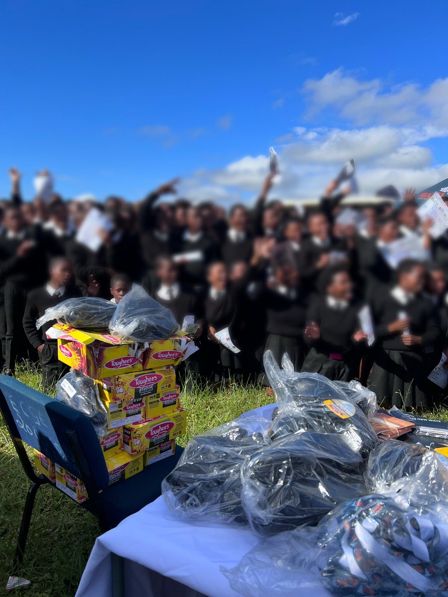 ForTheYouth_F's tweet photo. Making sure that no school child ever goes to school barefoot. 🥺🙏🏽 #SchoolShoeDrive with our CIC @Mohale_motaung &amp; @SuvChallenge 

#SUVchallenge2022 #ForTheYouthFoundation https://t.co/p1IK9rP62H