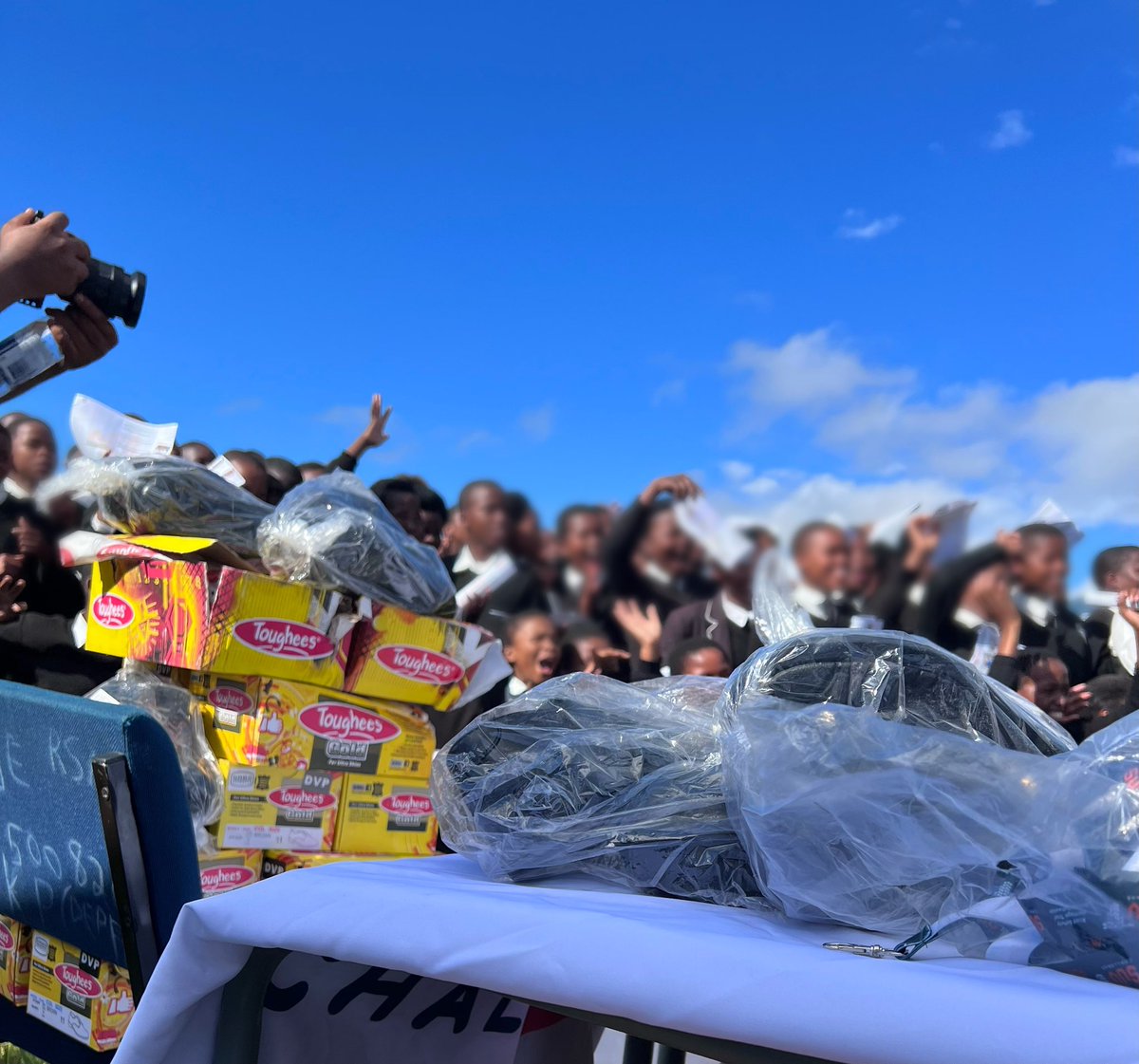 ForTheYouth_F's tweet photo. Making sure that no school child ever goes to school barefoot. 🥺🙏🏽 #SchoolShoeDrive with our CIC @Mohale_motaung &amp; @SuvChallenge 

#SUVchallenge2022 #ForTheYouthFoundation https://t.co/p1IK9rP62H