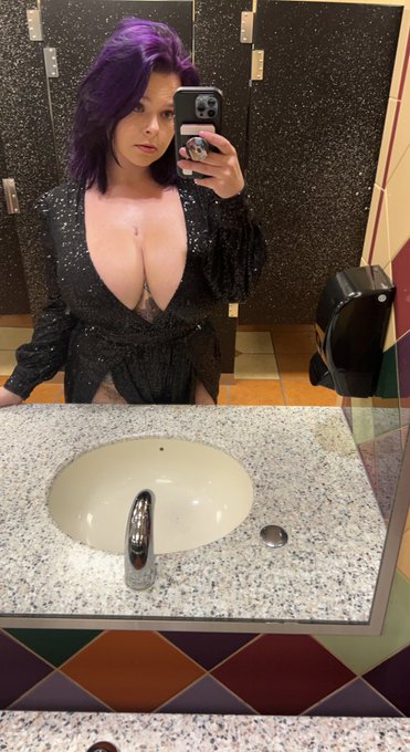 I just remembered I need to save money to move 😭😭 don&rsquo;t worry Florida, I&rsquo;ll see you eventually 🌊 🏝 https://t<a href="/tag/girlsofmygirlfund"class="tags"><span>#girlsofmygirlfund</span></a>