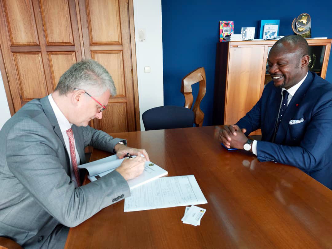 Jmchataigner's tweet photo. Ce matin, j’ai reçu le Professeur Joy Oga Ukelo @OgaJok venu me parler de son initiative de soutien à la Paix en #Ituri #RDC avec l’idée d’organiser le festival #Mapatano cet été.
J’ai rédigé un mot de solidarité et de paix qui sera affiché avec d’autres sur un mur à #Bunia https://t.co/zToOdwGy1e