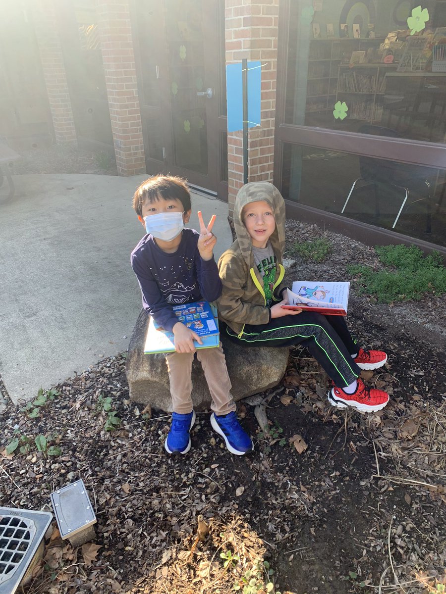 MissDs2Class's tweet image. When it’s 70 degrees on St. Patrick’s Day you take advantage of the courtyard! @oseDCSD